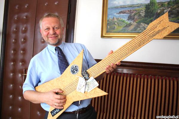 Damian Mrowiec z dumą prezentuje gitarę, którą dostał od fanów rocka / Adrian Karpeta