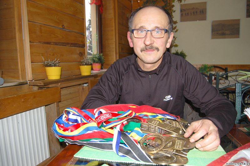 Czesław Pelc prezentuje część swoich medali / Ireneusz Stajer