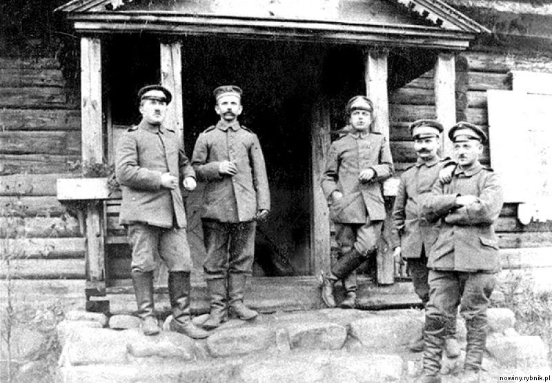 Pruscy żołnierze przed karczmą w Rowniu / Archiwum
