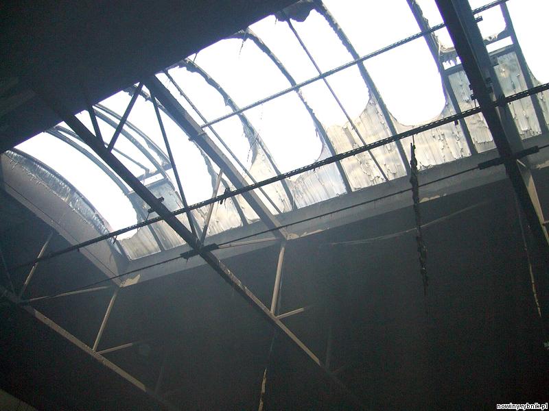 Wypalony dach hali w fabryce Nifco / PSP Żory