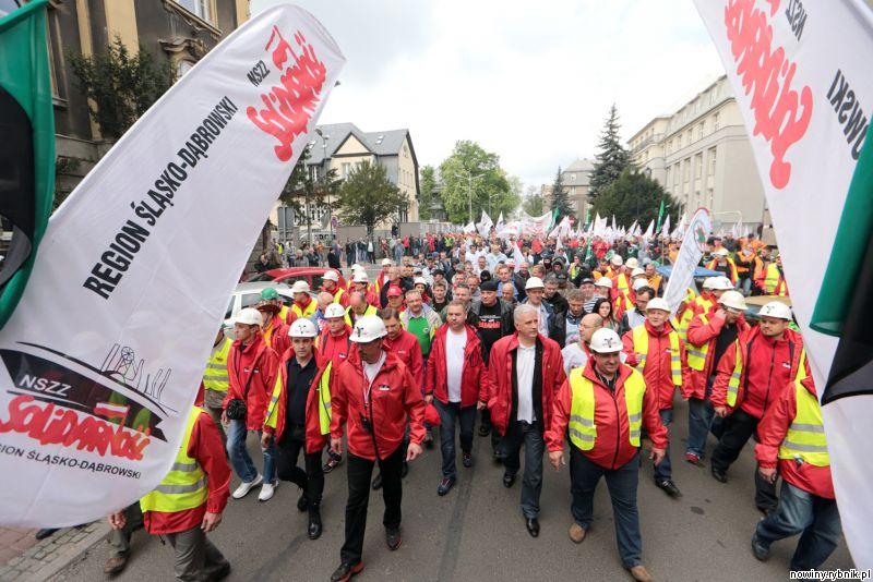 Związkowcy podczas manifestacji w Katowicach / Dominik Gajda