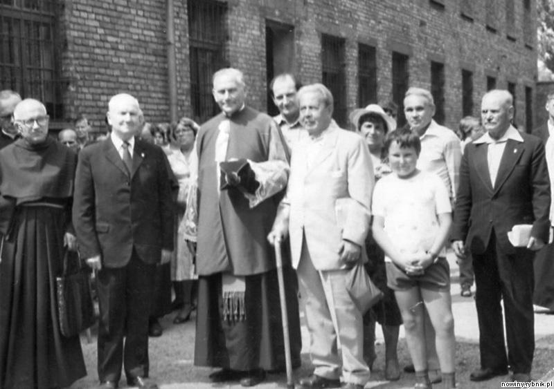 Ksiądz Szweda z Franciszkiem Gajowniczkiem i innymi wspłwięźniami przed blokiem nr 11  po wojnie / Archiwum