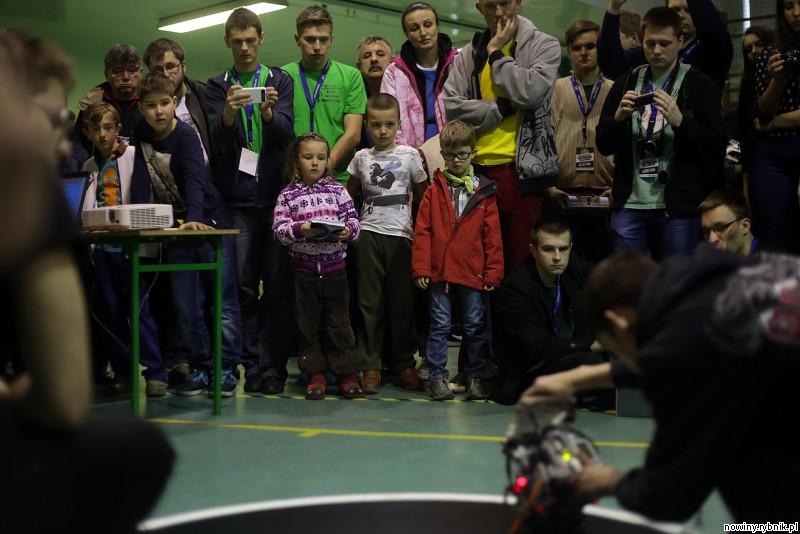 Walki robotów przyciągają całe rodziny / Dominik Gajda