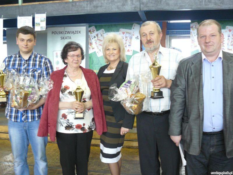 Od lewej: najlepszy junior Marcin Łapuszek (SK Wyry), Monika Gajda, Krystyna Wrbel, Władysław Maziarczyk i Krzysztof Kołodziejczyk  / PZSkat