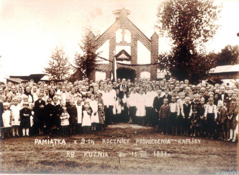 Rybnicka Kuźnia, sierpień 1931. Mieszkańcy przed kaplicą wzniesioną w podzięce za przyłączenie do Polski / Archiwum