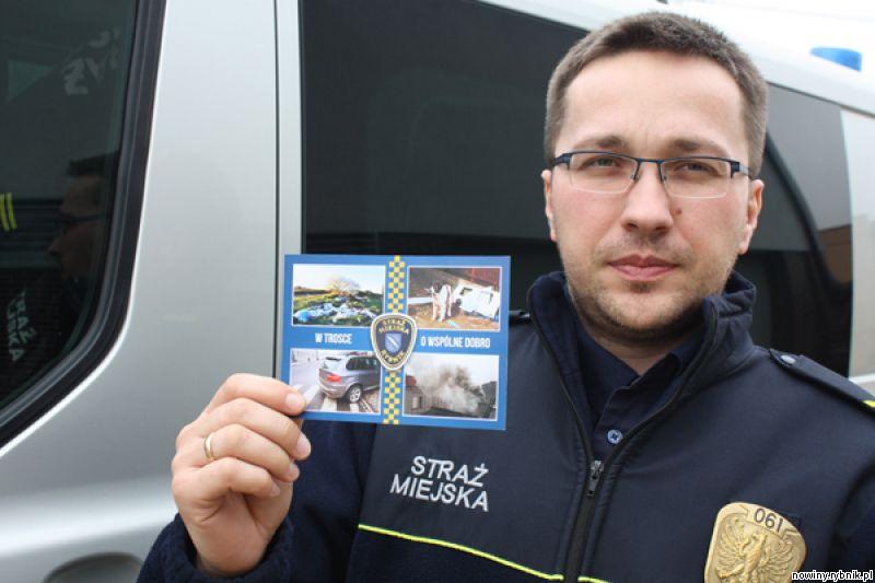 Dawid Błatoń prezentuje kartkę od straży miejskiej / Adrian Karpeta