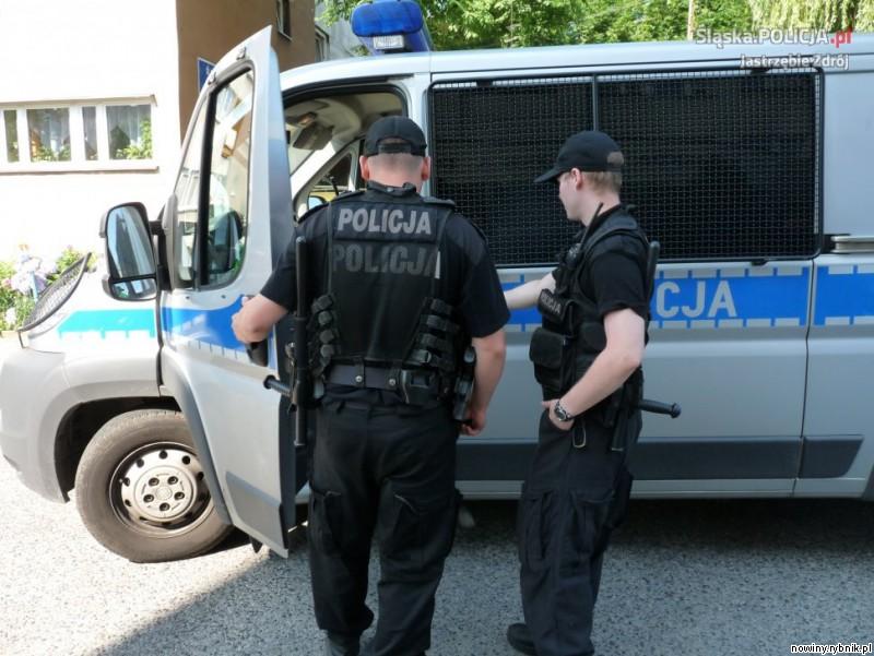 Policjanci zastali w mieszkaniu socjalnym kompletnie rodziców 12-latki. / Policja Jastrzębie