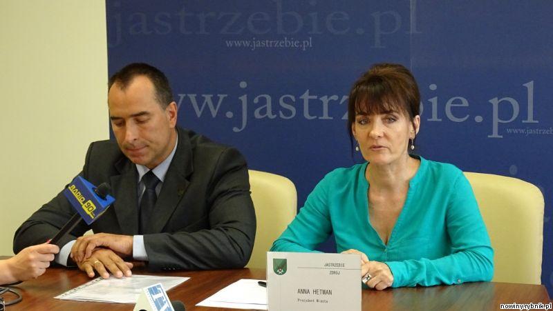 Władze Jastrzębia (na zdjęciu prezydent Anna Hetman i jej zastępca Ryszard Rakoczy) stawiają na bezpłatna komunikację / Iza Salamon