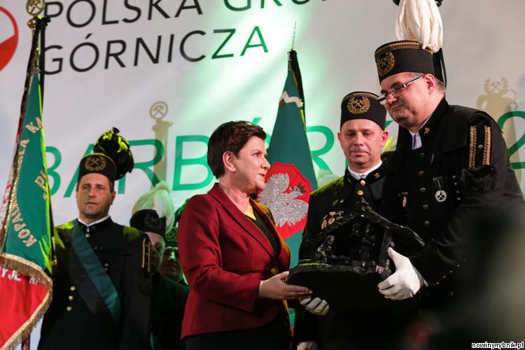 Premier Szydło dostała stajenkę z węga / Dominik Gajda