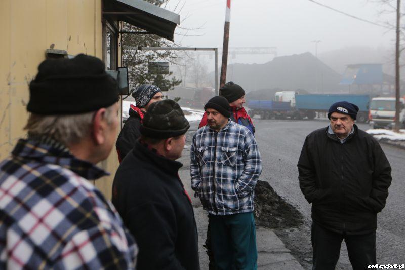 Kierowcy czekający przed kopalnią są zmarznięci i sfrustorowani / Dominik Gajda