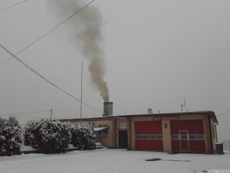 Dym z komina OSP Jedłownik / Zdjęcie Czytelnika