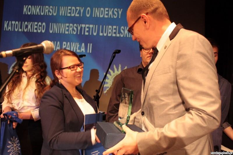 Julia Nogły odbiera gratulacje od wiceprezydenta Rybnika Wojciecha Świerkosza / Adrian Karpeta