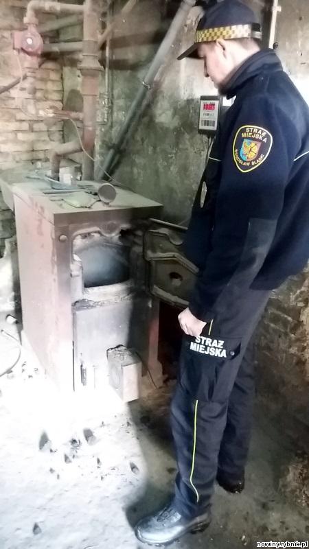 Strażnicy kontrolują piece w prywatnych domach / Straż Miejska w Wodzisławiu