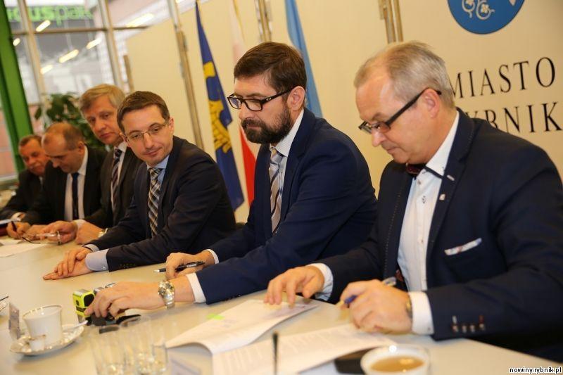 Podpisanie umowy na nadzr nad budową rybnickiego odcinka drogi Pszczyna  Racibrz / Adrian Karpeta