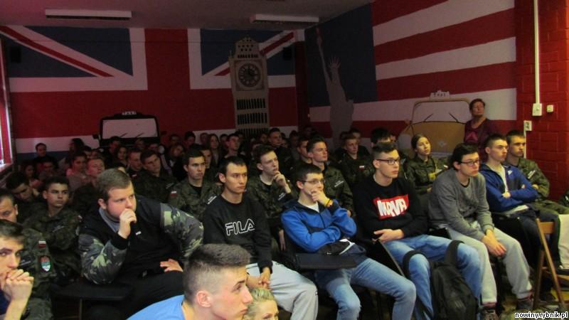 Młodzież z Sosnowca słuchała o misjach zagranicznych Wojska Polskiego / http://rybnik.wku.wp.mil.pl/