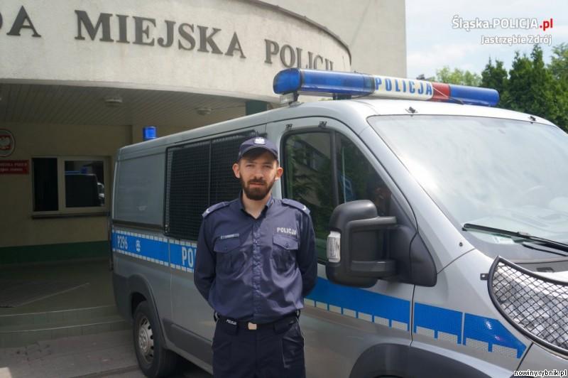 Sierżant Bartosz Frątczak szybko zareagował na niebezpieczeństwo / http://jastrzebie.slaska.policja.gov.pl/