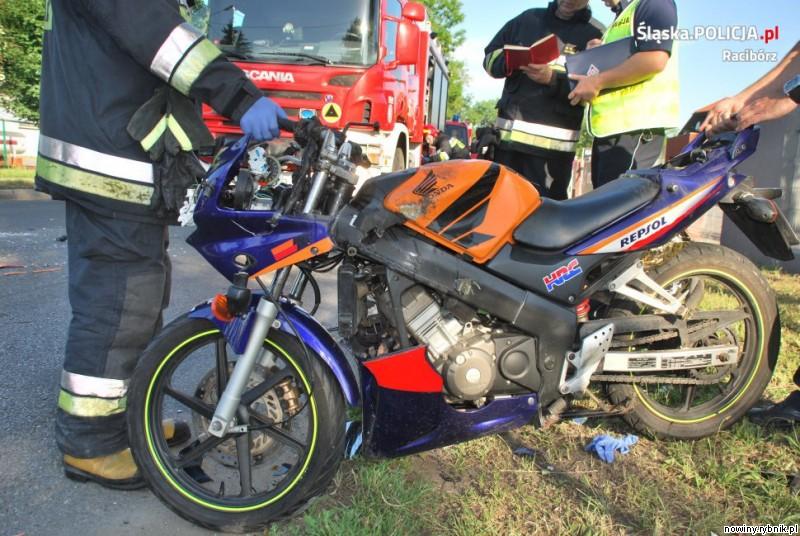Motocykl po zderzeniu z ciężarówką / Policja Racibórz