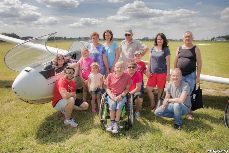 Patrycja i Kacper z rodzicami oraz przedstawicielami Aeroklubu / Mateusz Malaca