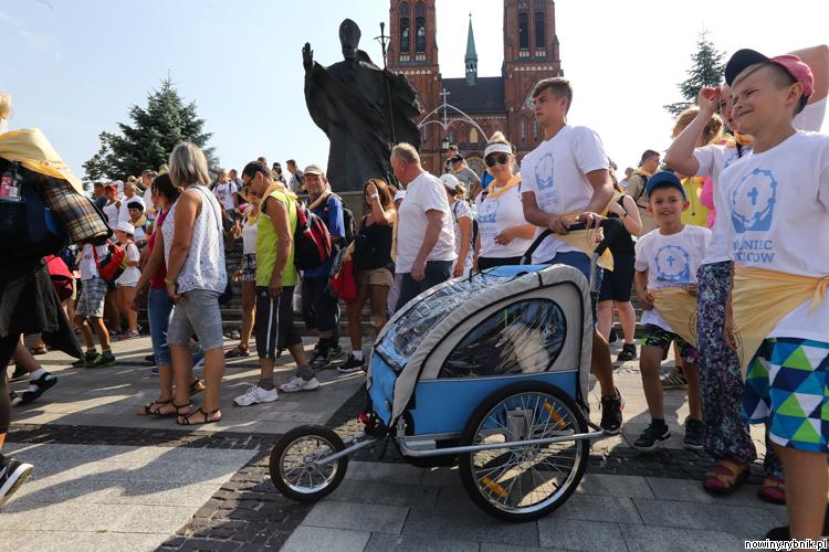 W pielgrzymce idą całe rodziny, sporo jest małych dzieci w wózkach / Dominik Gajda