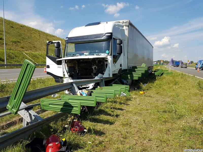 Kierujący z nieznanych przyczyn rozbił swoją ciężarówkę na barierach energochłonnych / http://www.straz.wodzislaw.pl/