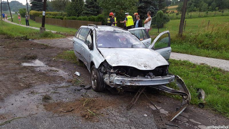 Samochód uderzył w słup, dachował i wrócił do pozycji na kołach / http://www.straz.wodzislaw.pl/