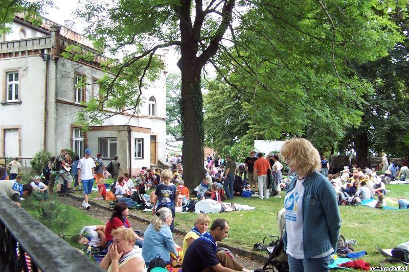 Pątnicy w parku pałacowym w Wilczy, 2007 rok / Jzef Kolarczyk