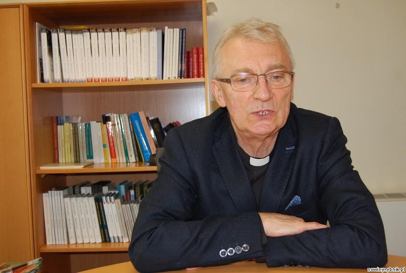 Ks. prof. Jerzy Szymik w swoim gabinecie w Katowicach / Ireneusz Stajer