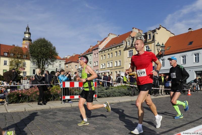 Zawodnicy biegną przez rynek / Dominik Gajda