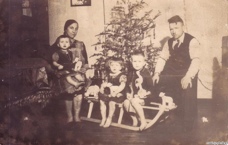 Jan (brat mamy Zofii Przeliorz) i Elfryda Sodzawiczny z dziećmi w 1942 r. / Archiwum domowe, Zbiory Muzeum w Rybniku