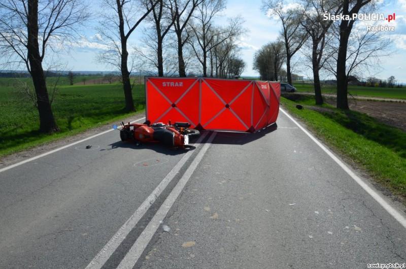 Upadający motocyklista został potrącony na przeciwległym pasie jezdni / Policja Racibórz