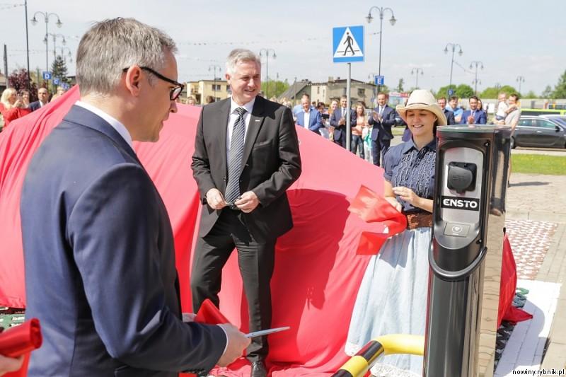 Nowo otwarta stacja ładowania samochodów elektrycznych / Dominik Gajda