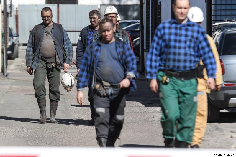 Ratownicy z ogromnym poświęceniem walczą o życie uwięzionych na dole górników / Dominik Gajda