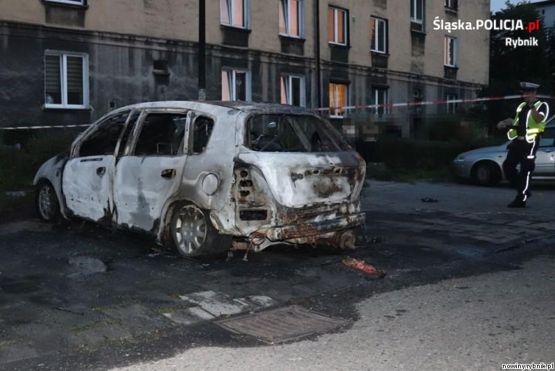 Z samochody został wypalony wrak / Policja Rybnik, Ireneusz Stajer