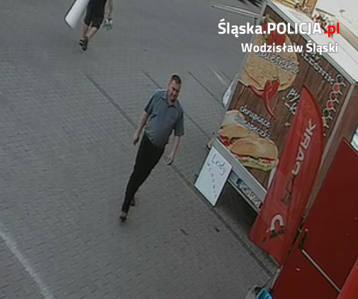 Nagrany przez kamery monitoringu mężczyzna jest podejrzany o przywłaszczenie pieniędzy / Policja Wodzisław