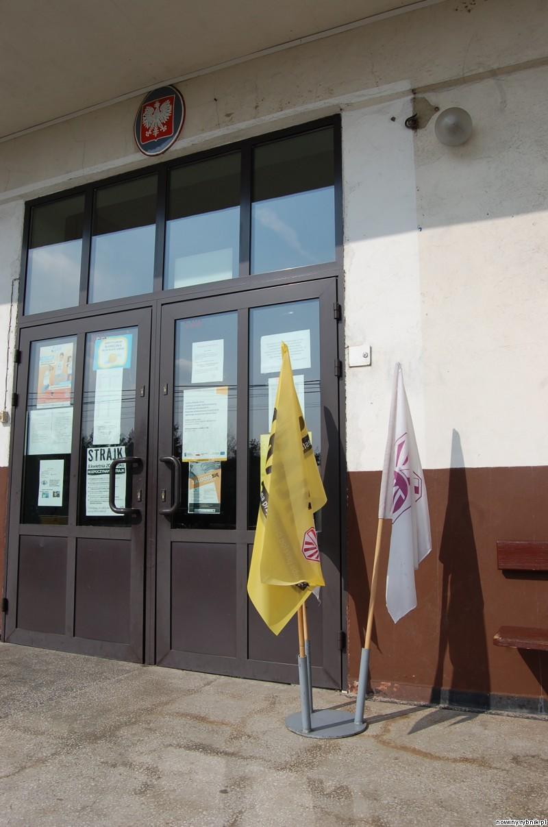 Przed szkolą widnieją związkowe flagi, a w budynku nie ma dziś dzieci / Ireneusz Stajer