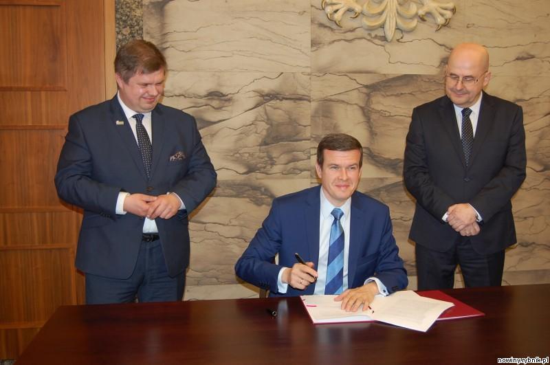 Podpisanie umowy o dofinansowaniu dwóch sportowych inwestycji w Żorach, w środku minister sportu Witold Bańka / Ireneusz Stajer