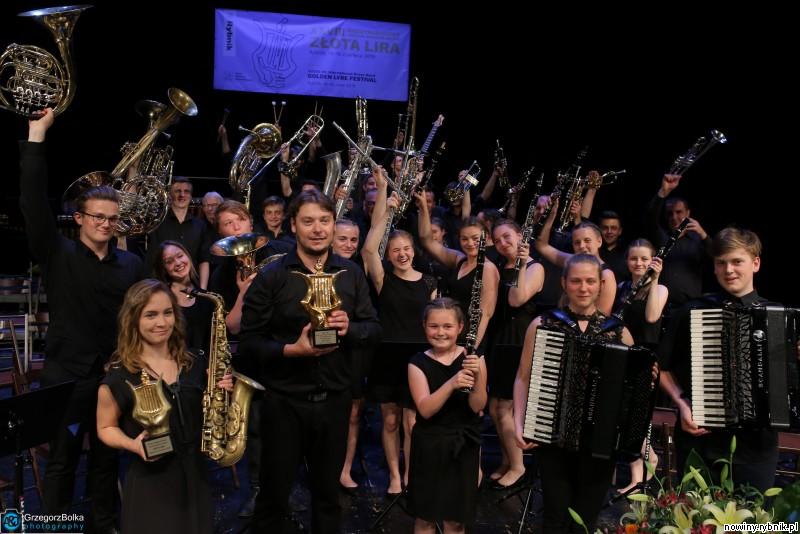 Najlepsza orkiestra Festiwalu cieszy się ze zwycięstwa / Grzegorz Bolka