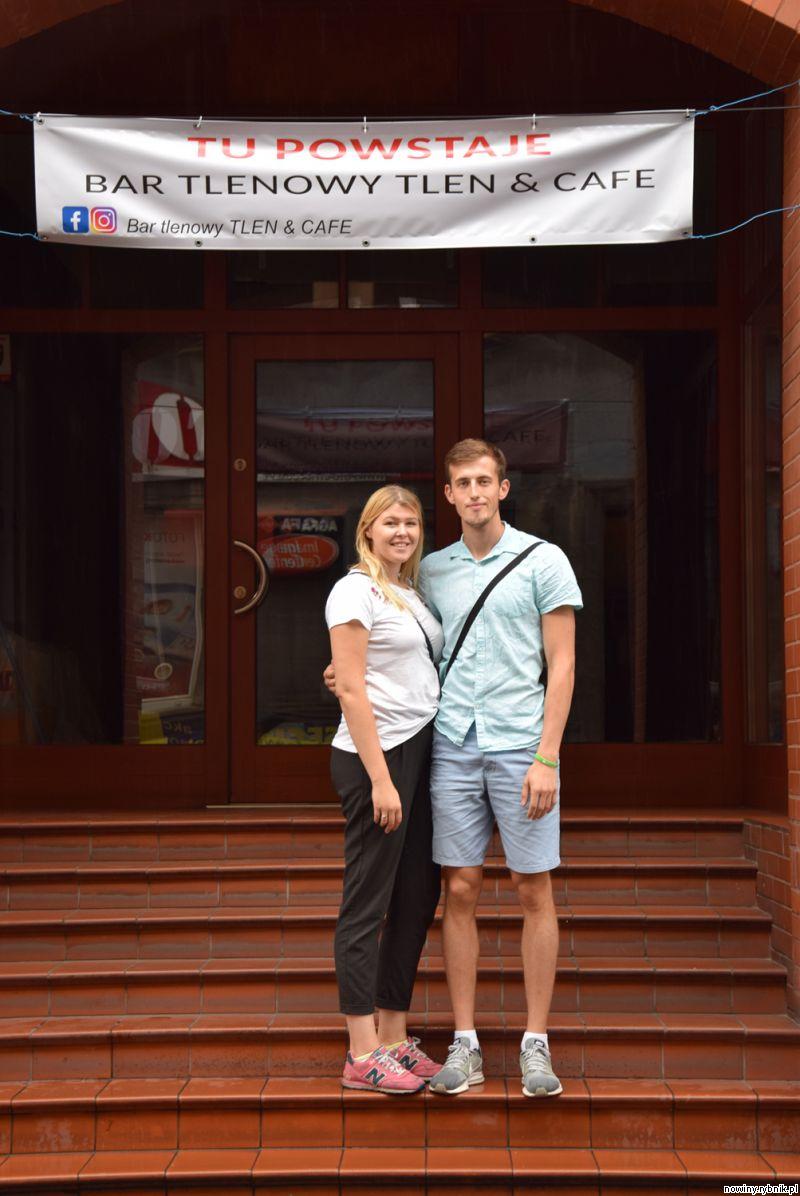 Klaudia i jej chłopak Michał przed wejściem do lokalu / Martyna Ludwig