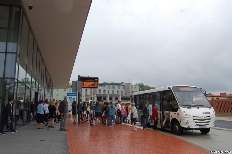 Nowo oddane centrum przesiadkowe w Żorach jest pełne pasażerów / Ireneusz Stajer