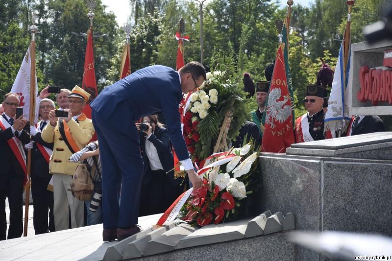 Premier Mateusz Morawiecki złożył kwiaty pod pomnikiem Porozumienia Jastrzębskiego przy kopalni Zofiówka / Ireneusz Stajer
