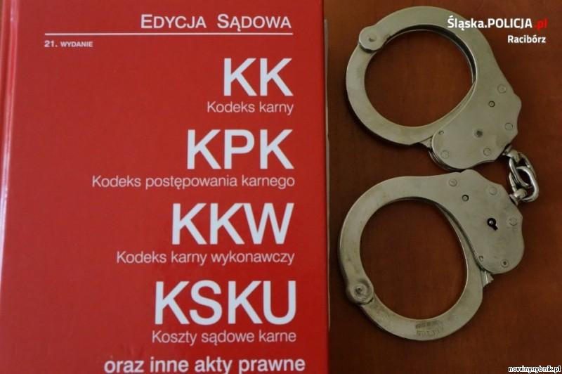 Komendant raciborskiej policji natychmiast zawiesił policjanta w czynnościach / Policja Racibórz