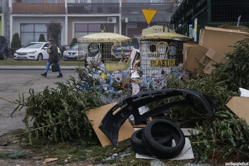 W kontenerach i wokół nich zgromadziło się mnóstwo odpadów, których firmy nie zdołały wywieźć na czas / Dominik Gajda