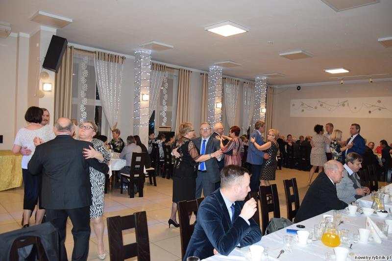 Seniorzy z Mszany potańczyli i smacznie zjedli  / UG Mszana