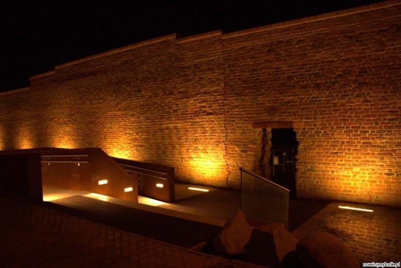 Nowo zbudowany amfiteatr i odnowione średniowieczne mury obronne nocą / Kamil Sławiński