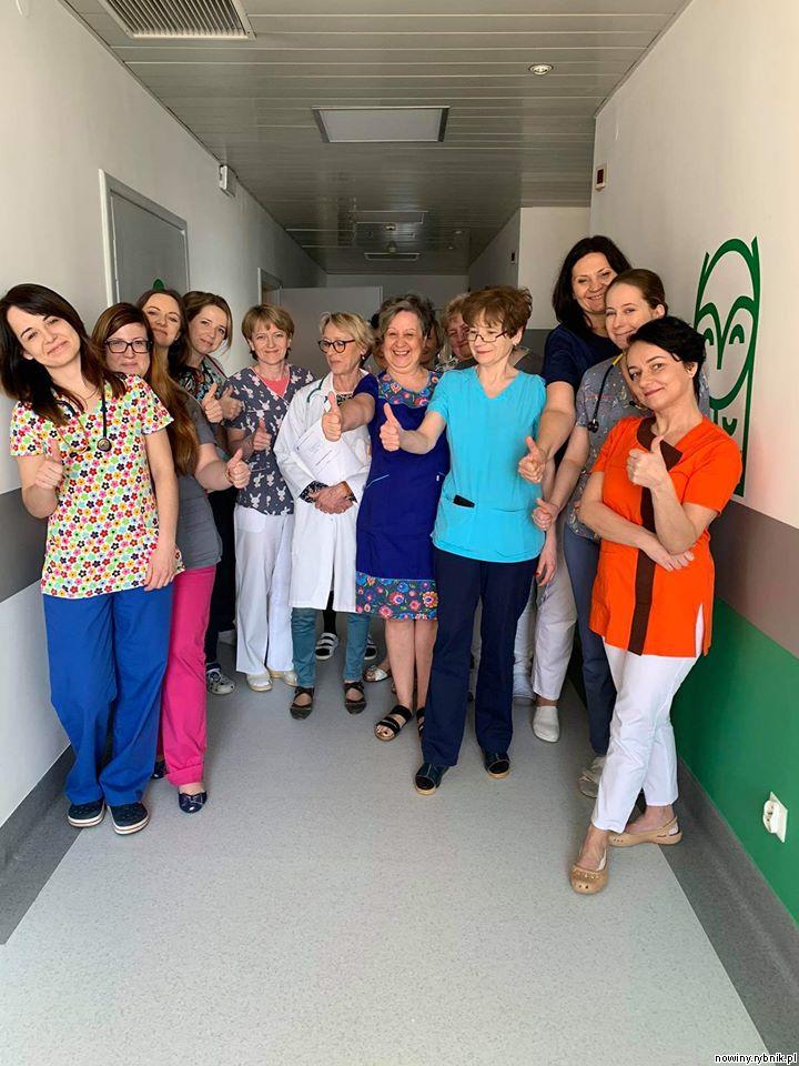 Personel oddziału pediatrycznego Wojewódzkiego szpitala specjalistycznego nr 3 w Rybniku dziękuje za aparat do szybkiej analizy laboratoryjnej / Facebook