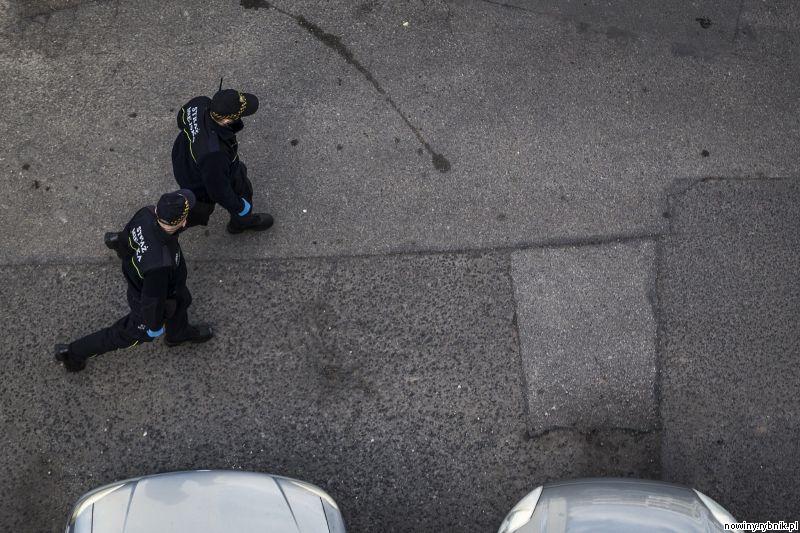 Straż miejska patroluje ulice w Rybniku, na ławkach niestety można spotkać po kilka osb / Dominik Gajda
