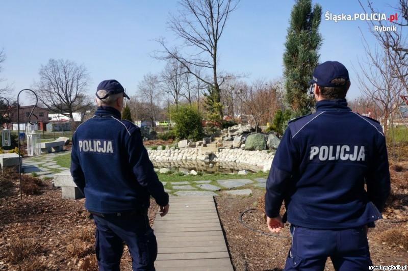 Policjanci i strażnicy miejscy wystawili 20 mandatów mieszkańcom  Rybnika i powiatu rybnickiego za złamanie przepisów związanych z koronawirusem / Policja Rybnik