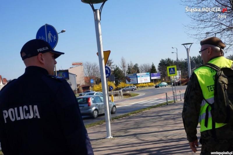Policjanci i żołnierze patrolują ulice, parki i skwery w Żorach / Policja Żory