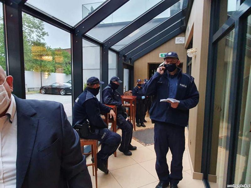 Policjanci interweniowali w jednym z rybnickich hoteli, gdzie spotkali się przedsiębiorcy / Facebook