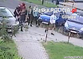 Czy ktoś zna tych ludzi, jeden z nich miał uszkodzić fiata punto / Policja Gliwice